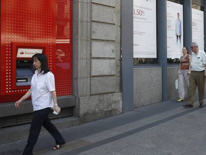 Fachadas de una oficina de Santander y otra de Popular