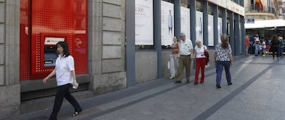 Fachadas de una oficina de Santander y otra de Popular