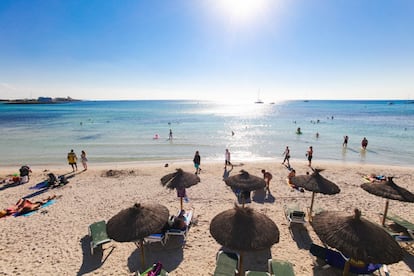 Al sureste de Mallorca, es una de las más hermosas de la isla. La playa de Es Trenc está dividida en dos: Ses Covetes (para nudistas) y Ses Salines. Cuenta con arena fina, agua turquesa y está ubicada entre salinas, dunas y pinares; un escenario perfecto para inmortalizar (ha sido mencionada 75.000 veces). Es paradisíaca y muy cómoda para el baño, sus aguas cálidas y de poca profundidad aumentan el grado de relajación que se respira en este paraíso mediterráneo. En cualquier rincón de Es Trenc uno puede hacerse la foto del verano para Instagram sin necesidad de añadir filtros a la imagen. Este paisaje único pertenece a un área protegida, tiene fácil acceso y desde la arena se puede observar la isla de Cabrera.