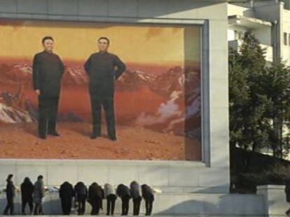 Una pintura mural con la imagen de Kim Jong-il y su padre, Kim Sung-il, en Pyongyang. 