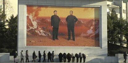 Una pintura mural con la imagen de Kim Jong-il y su padre, Kim Sung-il, en Pyongyang. 