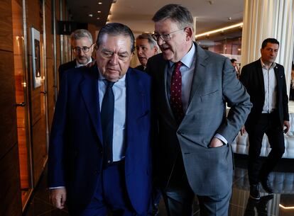 El presidente de la Asociación Valenciana de Empresarios (AVE), Vicente Boluda (i), y el presidente de la Generalitat valenciana y candidato por el PSPV-PSOE, Ximo Puig (d), conversan a su llegada a un encuentro en el Hotel SH Valencia Palace, este viernes.