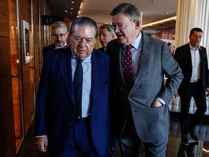 El presidente de la Asociación Valenciana de Empresarios (AVE), Vicente Boluda (i), y el presidente de la Generalitat valenciana y candidato por el PSPV-PSOE, Ximo Puig (d), conversan a su llegada a un encuentro en el Hotel SH Valencia Palace, este viernes.