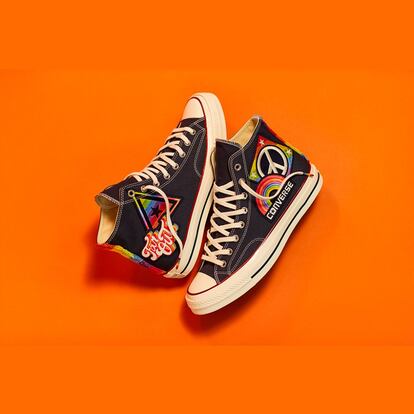 Las Chuck Taylor se llenan de parches psicodélicos y mensajes pacifistas para celebrar el día del Orgullo. La idea es que calces unas Converse sin importar tu género o tu orientación sexual. Además, los beneficios íntegros de esta colección cápsula irán destinados a 'It Gets Better' y 'Happy Hippie', dos organizaciones que promueven la inclusión de jóvenes LGTB de todo el mundo.