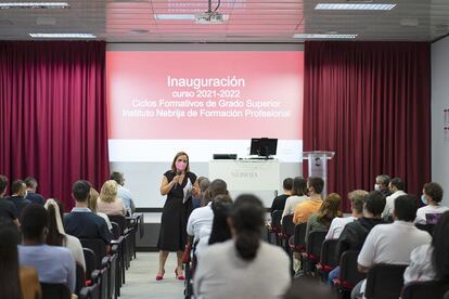 La Universidad Nebrija atendido una demanda de estudios de Formación Profesional, para ello ha creado una nueva oferta formativa desde este curso con el recién creado Instituto Nebrija de Formación Profesional. Se trata de un centro oficial autorizado por la Comunidad de Madrid, que comienza su andadura con cuatro ciclos formativos de Grado Superior: Administración de sistemas informáticos en Red, Desarrollo de aplicaciones multiplataforma, Administración y finanzas, y Marketing y publicidad. Con el lema Elige llegar antes, estudia FP y acelera tu salida al mercado laboral, los alumnos cursarán sus estudios en el centro de Madrid, en el campus de Princesa de la Universidad Nebrija, en el edificio de la calle Joaquín María López, con más de 2.600 metros cuadrados y cuyas aulas con las últimas tecnologías.