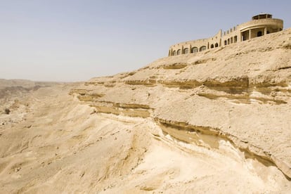 <p>Y de un paseo entre lagos a una odisea en dunas. Este viaje consta de cinco tramos: desde El Cairo hasta Al-Bahariya (370km), desde Al-Bahariya hasta Al-Farafra (190km), desde Al-Farafra hasta Al-Dakhla (330km), desde Al-Dakhla hasta Al-Kharga (190km) y, para terminar, desde Al-Kharga hasta Luxor. <strong>Una distancia total de 1.460km que Droussent estima que se puede realizar en unos 20 días</strong>.</p> <p>Atención: no es para principiantes, el autor del libro califica esta ruta como de una dificultad extrema. De hecho, además de recomendar hacerla con una bicicleta de montaña, asegura que <strong>hay que contar con un vehículo de asistencia</strong>. </p>