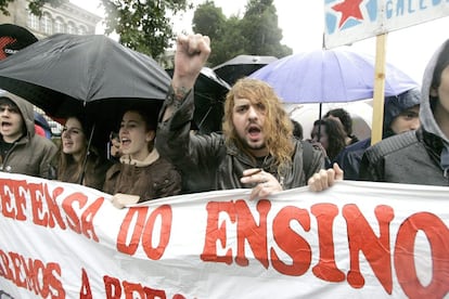 Cientos de estudiantes se han manifestado por las calles de Santiago de Compostela concentrandose posteriormente delante de los edicicios de la administración en San Caetano para pedir la retirada de la Lomce y que no se apliquen los recortes en Educación.