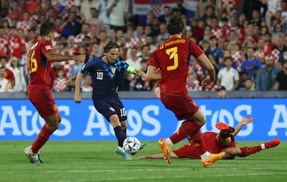 El jugador croata Luka Modric intenta rematar a puerta entre  Rodri y Robin Le Normand.