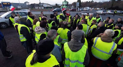 Manifestantes vestidos con chalecos amarillos protestan en Langon, cerca de Burdeos (Francia).