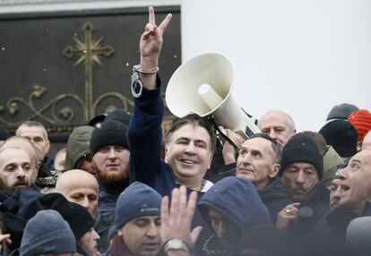 El expresidente georgiano Saakashvili celebra su liberación.