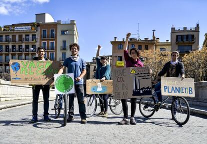 Desde la izquierda, Ander Congil, Lucas Barrero, Mar Truc, Nuria Salmerón y Roger Pallàs, son los 5 miembros que iniciaron el movimiento 'Fridays For Furture' en España, posan en Girona esta mañana.