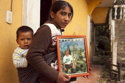 Esta mujer guatemalteca muestra la foto de su marido que emigró a Atlanta. En el mejor de los casos, los pocos que llegan al destino dejan atrás una familia rota.