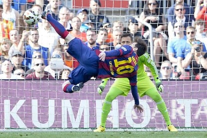 Messi golpea el balón de chilena ante Diego Alves, el pasado sábado en el Camp Nou.