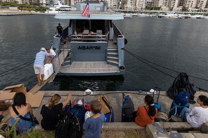 Un grupo de libaneses se prepara para abandonar el país en barco en dirección a Chipre, este lunes en el puerto de Dbayeh, al norte de Beirut.