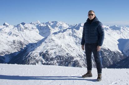 Más de 22.000 kilómetros de pistas esquiables convierten a Austria en un destino fetiche para los amantes de la nieve. La cordillera alpina que atraviesa este país ha sufrido las andanzas de Bond en más de una ocasión. La última, en 'Spectre': la estación de esquí de Sölden acoge una de las principales escenas de acción de la película que incluye motos de nieve y, cómo no, un Aston Martin. En la imagen, Daniel Craig posa para la prensa con los Alpes al fondo.