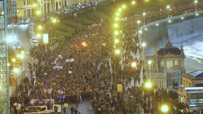 Multitudinaria manifestación en la Concha de San Sebastián.