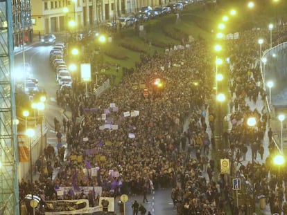 Multitudinaria manifestación en la Concha de San Sebastián.