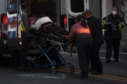 Un grupo de paramédicos atiende a un hombre luego de un accidente automovilístico acreditado a la falla eléctrica, este jueves en San Juan.