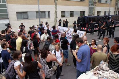 Protesta de estudiantes frente a la Universidad Pompeu Fabra.