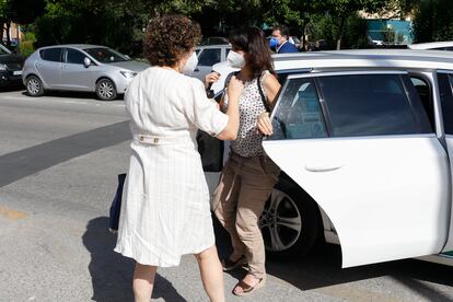 Juana Rivas (centro) antes de acceder al centro de inserción social Matilde Cantos en Granada, este viernes.