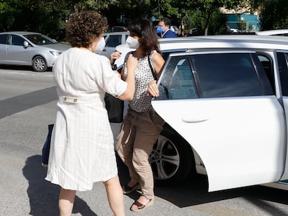 Juana Rivas (centro) antes de acceder al centro de inserción social Matilde Cantos en Granada, este viernes.