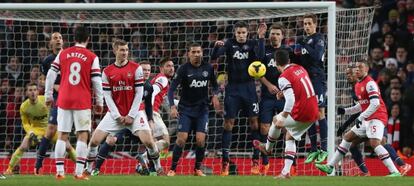 Özil lanza una falta contra el United.