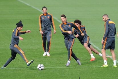 Coentrao, Di María, Cristiano, Pepe y Benzema durante la sesión de entrenamiento previa al duelo de ida con el Dortmund de cuartos de final de la Champions.