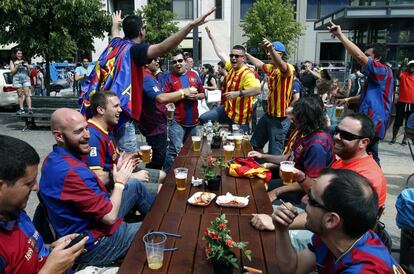 Seguidores del FC Barcelona se divierten antes del encuentro.