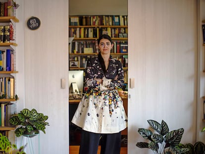 La editora Carolina López, retratada en su casa en Bogotá, Colombia, en abril de 2022.