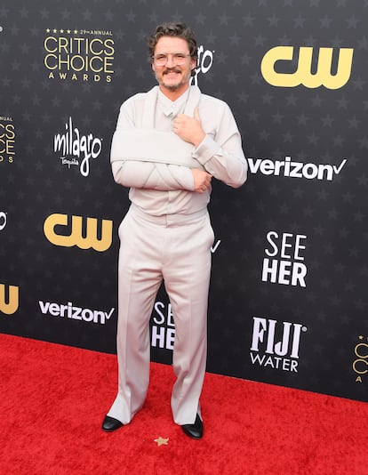 Pedro Pascal, nominado por 'The Last of Us', con un conjunto monocolor, en el que hasta su cabestrillo iba a juego.