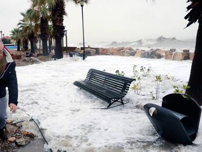 Destrozos causados en una población de la costa española por una DANA en septiembre del año pasado. 