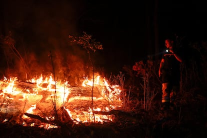 Un bombero inspecciona un foco del incendio cerca de Saint-Laurent-de-la-Cabrerisse, en el sur de Francia, este jueves.