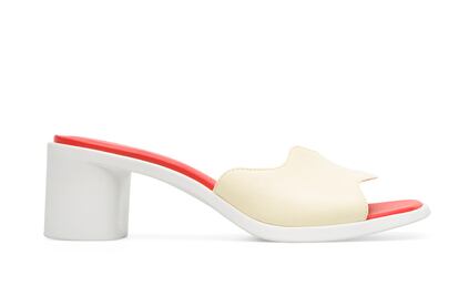 Meda, o las mules modernas que llevaría la Madame de Pompadour.
Con su carácter versátil y regusto minimalista, a las sandalias mules le sienta bien cualquier prenda. Las Meda de Camper fueron diseñadas con esa finalidad, una sandalia de tacón razonable para llevar en cualquier momento y un contraste de colores atrevidos para romper con todo clasicismo. Las sutiles ondas marítimas del empeine, confeccionadas en piel con certificación Leather Working Group, son las nuevas rayas marineras.