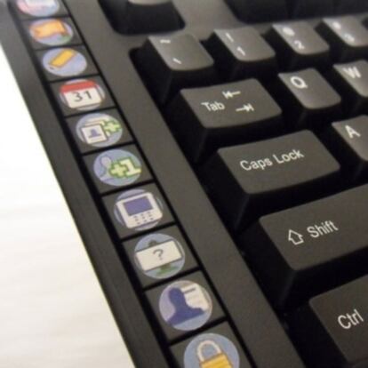 Teclado especial para Facebook con 19 botones extras.