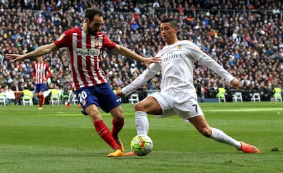 Juanfran y Cristiano Ronaldo, en el partido de Liga del pasado febrero.