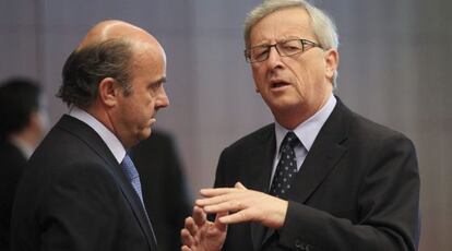 Luis de Guindos conversa con Jean-Claude Juncker