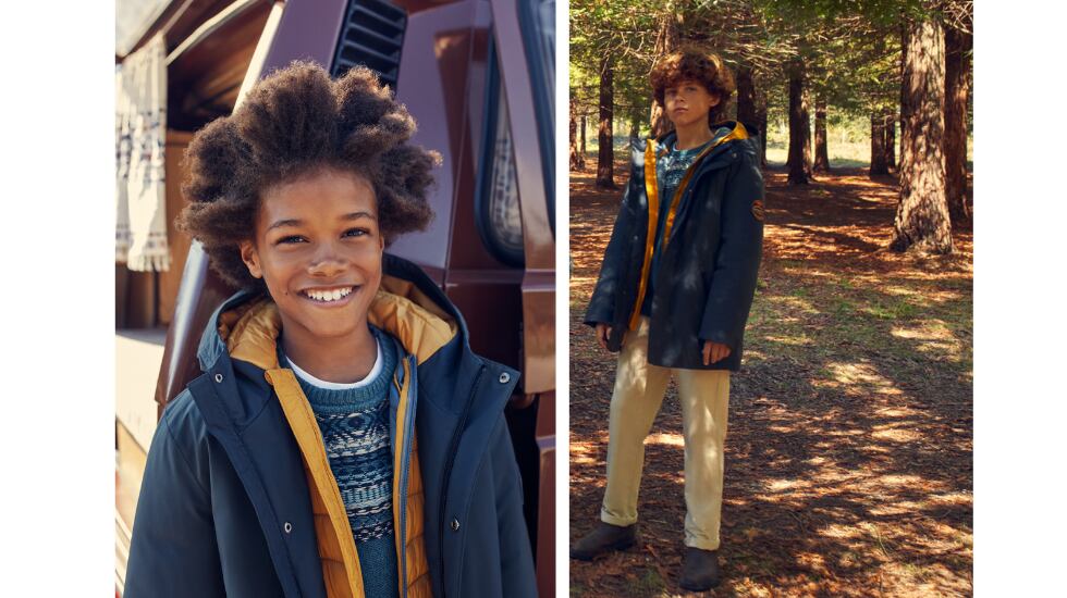 Parka con capucha en color azul.