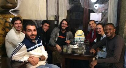 Agu De Marco, en el centro, con barba, rodeado de sus seguidores.