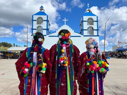 Muejeres triquis frente a la iglesia de San Martín Itunyoso, en el Estado de Oaxaca.