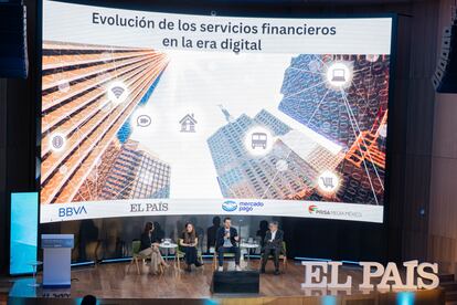 Miryam Cosío, directora de asuntos externos de Clip, Anahí Sosa, country manager de Fintual México, Felipe Vallejo, director general de Bitso México y Carlos Serrano, economista en jefe de BBVA, hablan durante la mesa: Evolución de los servicios financieros en la era digital.