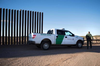 Uma patrulha norte-americana em um dos trechos do muro fronteiriço, em Columbus (Novo México).