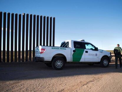 Uma patrulha norte-americana em um dos trechos do muro fronteiriço, em Columbus (Novo México).