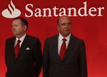 Alfredo S&aacute;enz, exconsejero delegado del Santander, junto a Emilio Bot&iacute;n, presidente del banco, en enero.