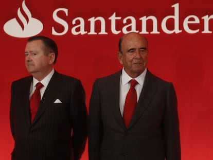 Alfredo S&aacute;enz, exconsejero delegado del Santander, junto a Emilio Bot&iacute;n, presidente del banco, en enero.