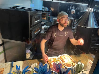 El cocinero de IN RistoLab, en acción, en una foto cedida por el restaurante.