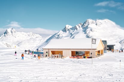 El restaurante cabaña de esquí Der Wolf, diseñado por el arquitecto Bernardo Bader. 