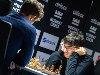 Firouzja, durante su partida de este martes con Carlsen en Stavanger (Noruega).