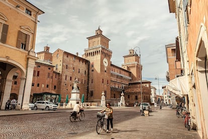 El castillo de los Este de la ciudad italiana de Ferrara y, debajo, turistas en camello por las dunas de Mingsha, en China.