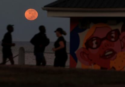 El eclipse lunar visto desde el paseo marítimo de Sea Point  en Ciudad del Cabo (Sudáfrica).