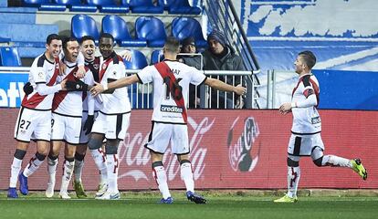 Los jugadores del Rayo celebran el gol al Alavés.